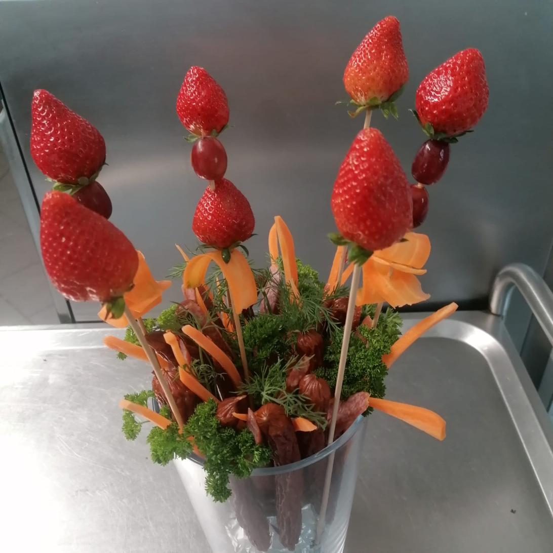 Hochzeitsbuffet vom Ratskeller – Spieße mit Erdbeeren und Karotten als Vorspeise