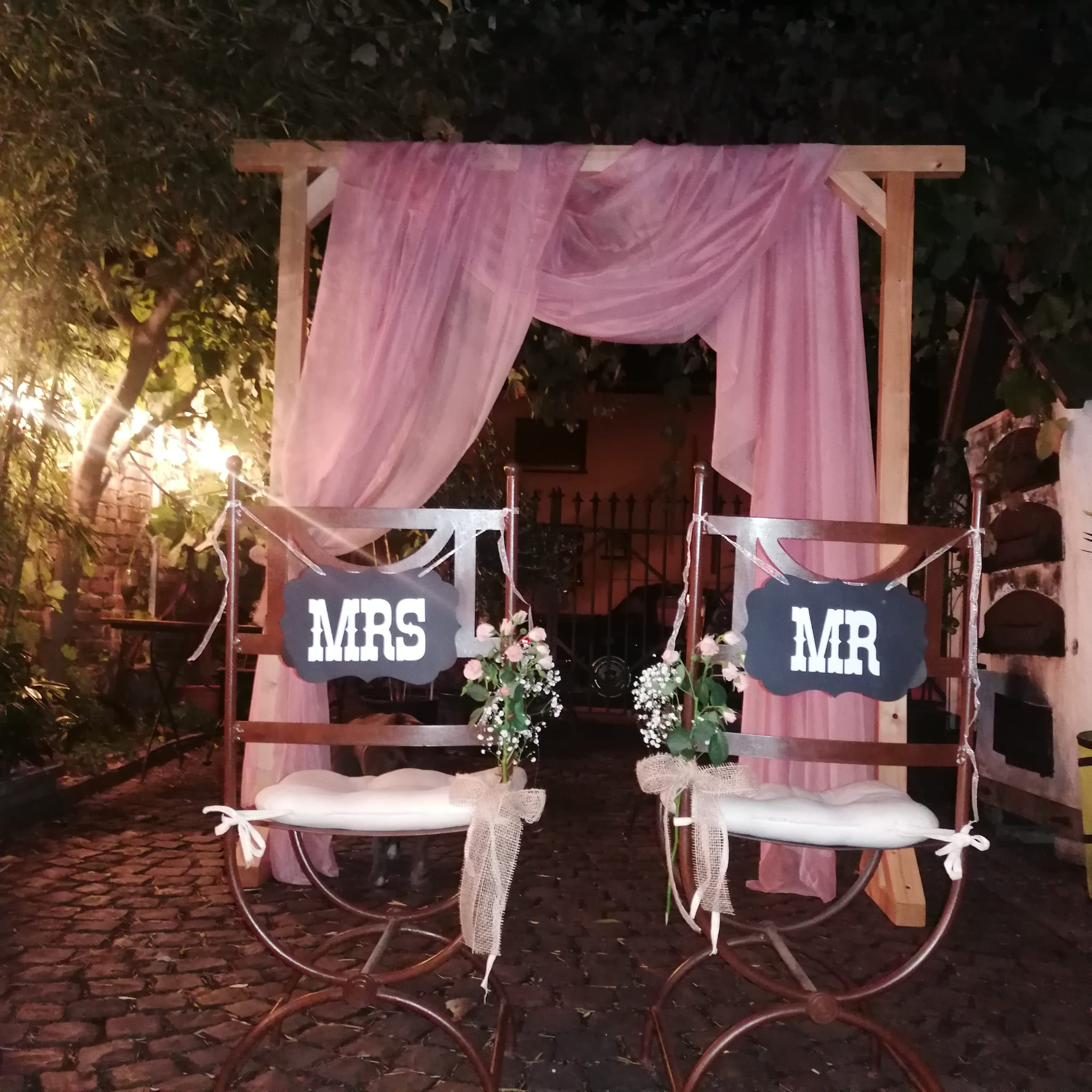 MR und MRS Stühle für das Brautpaar mit Bogen und Pelzdecken