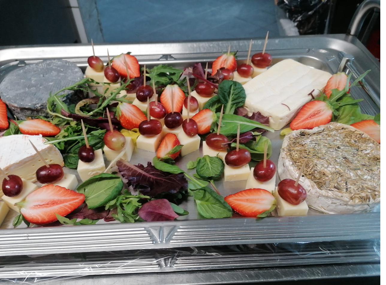 Feines Buffet mit Käseplatte, Trauben und Erdbeeren