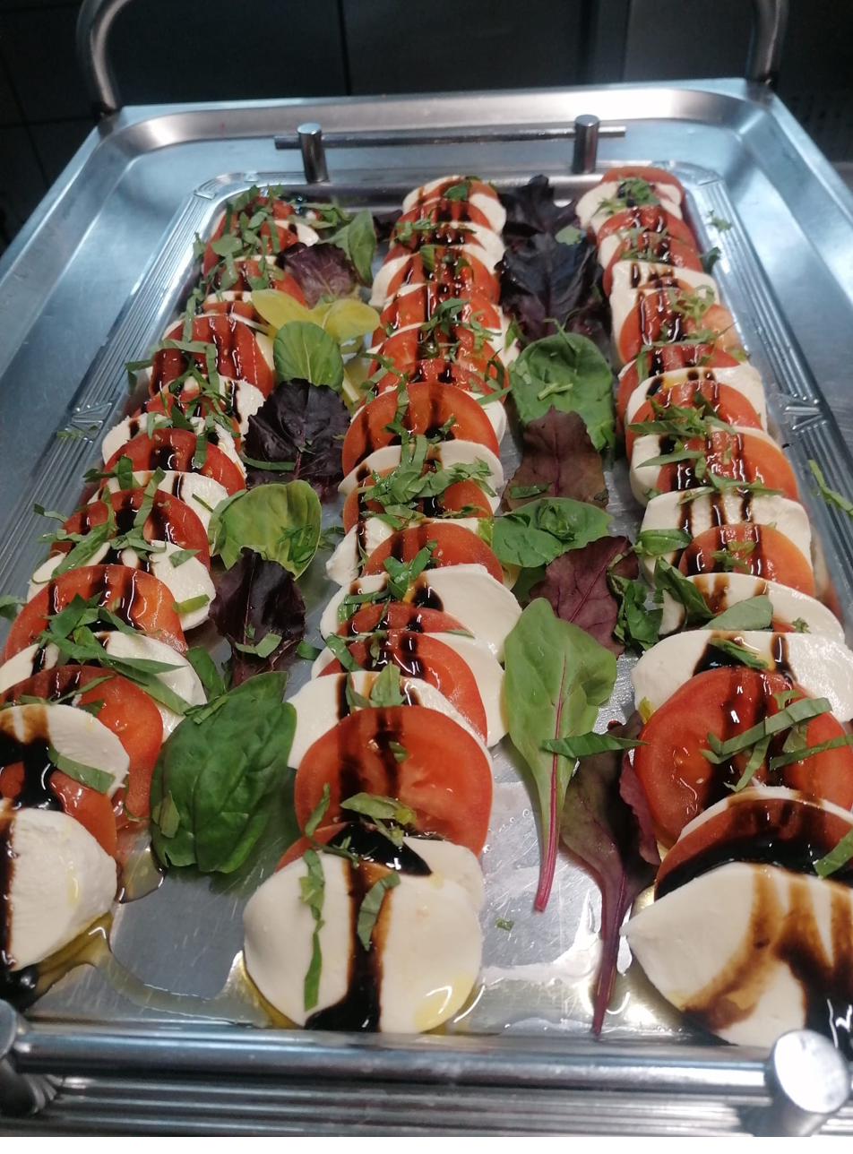 Tomate-Mozzarella mit Basilikum und Balsamico