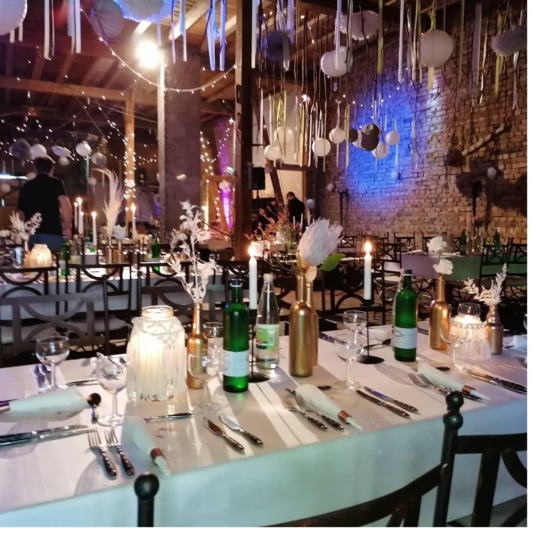 Elegant gedeckter Tisch mit Kerzen und festlicher Dekoration